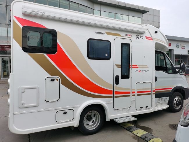 金冠T型房車 奔馳商務級內飾，打造移動中的舒適坐臥體驗